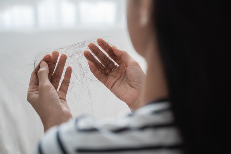 Perturbateurs endocriniens et chute de cheveux